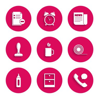 Bir fincan çay ve yaprak, arşiv kâğıtları çekmecesi, telefon ahizesi konuşma balonu sohbeti, Scotch, kalem, damga, haber ve belgeyi eksi simgeyle birlikte ayarla. Vektör