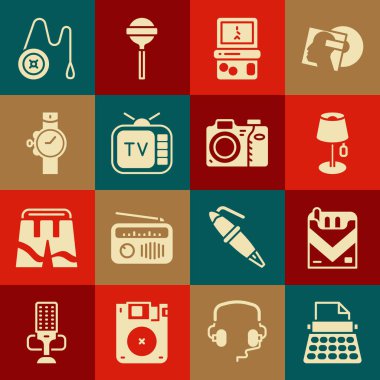 Retro daktilo, sigara kutusu, yer lambası, Tetris, televizyon, bilek saati, Yoyo oyuncağı ve fotoğraf makinesi ikonu. Vektör