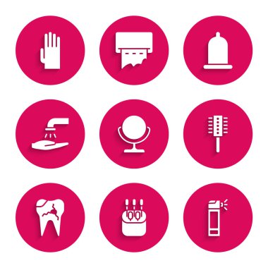 Makyaj aynası, kulaklar için pamuk çubuğu, hortumlu şişe spreyi, saç fırçası, kırık diş, el yıkama sabunu, prezervatif ve lastik eldiven ikonu. Vektör