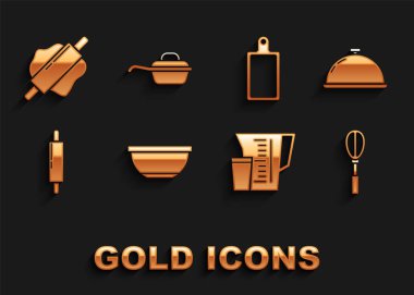 Bir tepsi yiyecek, mutfak çırpısı, ölçü kabı, merdane, kesme tahtası ve kızartma tavası ile kaplanmış bir kase. Vektör