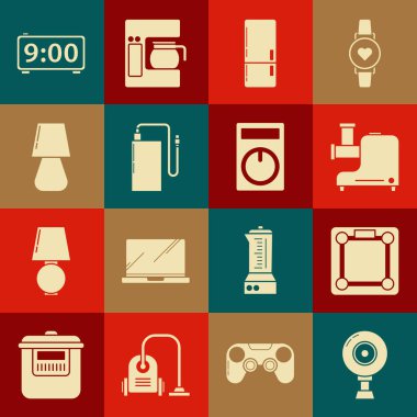 Web kamerası, banyo terazisi, mutfak kıyma makinesi, buzdolabı, elektrik kablosu, masa lambası, dijital alarm saati ve uzaktan kumanda ikonu. Vektör