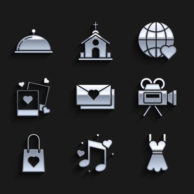 Zarfta sevgililer günü kalbi, müzik notası, nota, kadın elbisesi, sinema kamerası, alışveriş çantası, iki boş fotoğraf çerçevesi ve dünya aşkı ve kaplanmış yemek ikonu var. Vektör