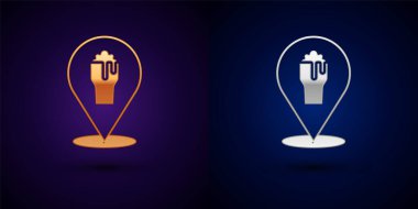 Siyah arka planda izole edilmiş altın ve gümüş alkol veya bira bar konum ikonu. İçki, bar, kulüp ve barın sembolü. Vektör