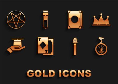 Oyun kartları, Crown, Unicycle ya da tek tekerlekli bisiklet, Magic staff, Magician şapka hand, Ancient magic book, pentagram circle and Bottle with love ikon. Vektör