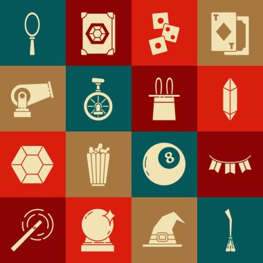 Cadı süpürgesi, bayraklı karnaval çelengi, sihirli taş, oyun zarları, tek tekerlekli bisiklet veya tekerlek bisikleti, gülle, el aynası ve sihirli şapka tavşan kulak ikonu. Vektör