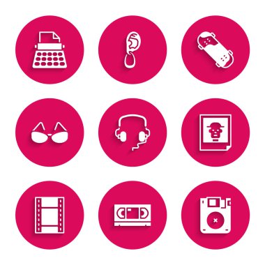 Kulaklıkları ayarla, VHS video kaset, Disket, Fotoğraf, Play Video, Gözlük, Kaykay numarası ve Retro daktilo ikonu. Vektör