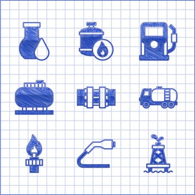 Metalik boruları, vanayı, elektrik kablosunu, petrol platformunu, tanker kamyonunu, itfaiye deposunu, benzin istasyonunu ve benzin test tüpünü ayarlayın. Vektör