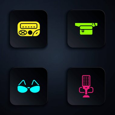 Mikrofon, çağrı cihazı, gözlük ve bel çantası dolusu muz. Siyah kare düğme. Vektör