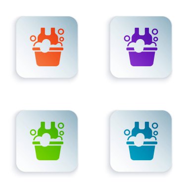 Beyaz zemin üzerinde sabun köpüğü simgesi olan renkli plastik leğen. Sulu kase. Çamaşır yıkama, temizlik malzemeleri. Kare düğmelere renkli simgeleri yerleştir. Vektör