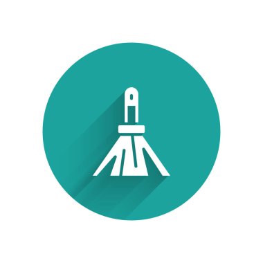 Beyaz saplı süpürge ikonu uzun gölgeli izole edilmiş. Temizlik hizmeti konsepti. Yeşil daire düğmesi. Vektör