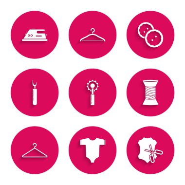 Makas, bebek kıyafetleri, makas ve deri, dikiş ipliği, elbise dolabı, düğme ve elektrikli ütü ikonu. Vektör