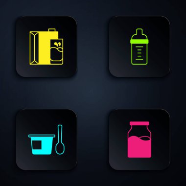 Sütlü bir şişe, yoğurt kaşığı ve bebek şişesi için bir paket kağıt. Siyah kare düğme. Vektör