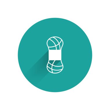 Beyaz İplik simgesi uzun gölge arkaplanı ile izole edildi. El yapımı, örgü ya da terzi için etiket. Yeşil daire düğmesi. Vektör.