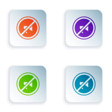 Beyaz arkaplanda renklendirilmiş pul simgesi izole edildi. Kare düğmelere renkli simgeleri yerleştir. Vektör.