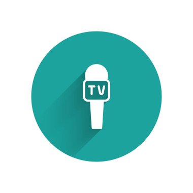 Beyaz Mikrofon simgesi uzun gölge arkaplanı ile izole edildi. Radyodaki mikrofondan. Sözcü işareti. Yeşil daire düğmesi. Vektör.