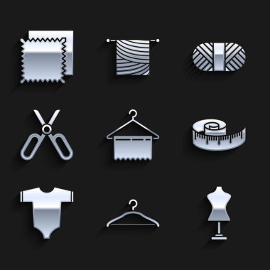 Hanger giysi mankeni bant ölçümü bebek giysi makası dikiş ipliği makara ve tekstil kumaş rulo ikonu. Vektör.