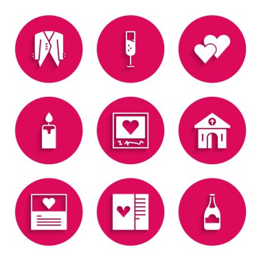 İçinde şampanya şişesi olan fotoğraf çerçeveleri ve kalpler kartpostalını ayarlayın. Kilise, yanan mum kalbi ve takım elbise ikonunu inşa ediyor. Vektör.