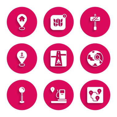 GPS cihazını harita konumu ve benzin istasyonu güzergahı konumu büyüteç küresi itme pimi trafik ışığı ve ev ikonu ile ayarla. Vektör.