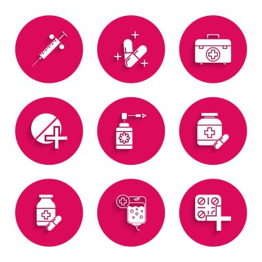 Tıbbi şişeyi hortum spreyi, serum torbası, su toplayan haplar, ilaç ve haplar, ya da tablet, ilk yardım çantası ve şırınga ikonu ile ayarla. Vektör