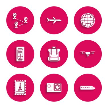 Yürüyüş sırt çantası, tren, İHA uçuş videosu, posta pulu ve Eyfel kulesi, akıllı telefon elektronik uçak bileti, Dünya küresi ve rota ikonu. Vektör