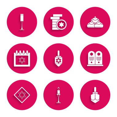 Hanukkah dreidel 'i, şamdandaki yanan mumu, Tombstone' u David 'in yıldızı, Star David' in yıldızı, Yahudi takvimi, tatlı fırın ve kadeh ikonu ile ayarla. Vektör