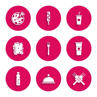 Çatal, tepsi dolusu yiyecek, çapraz çatal, kağıt bardak ve su, şişe, sandviç, pipet ve pizza ikonu ile kaplanmış. Vektör