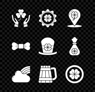 Dört yapraklı yonca, şişe kapağı, konum, gökkuşağı bulutu, tahta bira kupası, altın sikke, papyon ve cüce şapka ikonu olan insan elleri. Vektör