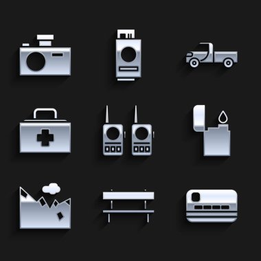 Walkie talkie, Bench, Credit card, Lighter, Mountains, ilk yardım çantası, kamyonet ve fotoğraf makinesi ikonu ayarlayın. Vektör