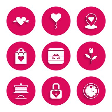 Evlilik yüzükleri, kilit ve kalp, saat, çiçek gülü, tabakta pasta, alışveriş torbası, yer ve aşk ikonu. Vektör