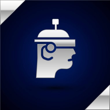 Gözlük üzerine yerleştirilmiş gümüş akıllı gözlükler koyu mavi arka planda izole edilmiş ikon. Giyilebilir elektronik, akıllı gözlüklü, kameralı ve ekranlı. Vektör