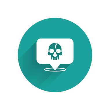 Beyaz Kafatası simgesi uzun gölge arkaplan izole. Kaptan Korsan. Mutlu Cadılar Bayramı Partisi. Yeşil daire düğmesi. Vektör