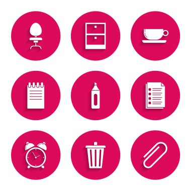 İşaretleyici kalem, çöp kutusu, ataç, dosya belgesi, alarm saati, not defteri, kahve fincanı dairesi ve ofis sandalye simgesi. Vektör