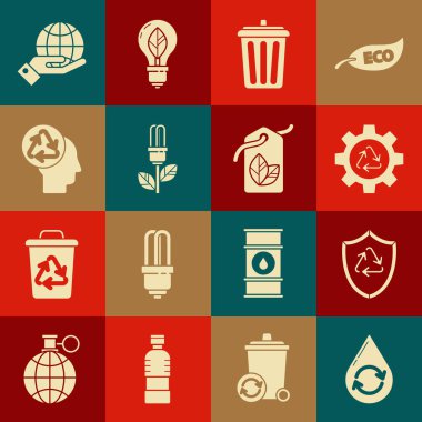 Temiz su geri dönüşümünü, kalkanın içindeki sembolü, teçhizatı, çöp tenekesini, yapraklı ampulü, insan kafası geri dönüşümünü, Dünya küresi ve etiket simgesini tutan elleri ayarlayın. Vektör