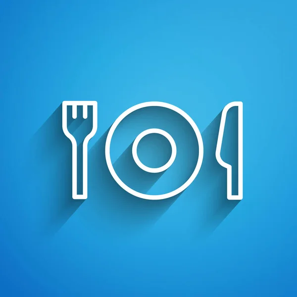 白线板,叉子和刀图标隔离在蓝色背景上.餐具的象征。餐厅标志。很长的阴影B.病媒 — 图库矢量图片