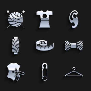 Bant ölçüsü, klasik kapalı çelik güvenlik iğnesi, askı dolabı, makas ve deri dikiş ipliği, Fransız kıvrımları ve örgü iğneleri ikonlu iplik topu. Vektör