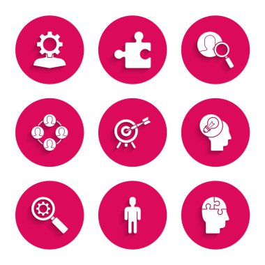 Hedefi okla belirle, iş kıyafeti giyen adam, insan kafası bulmaca stratejisi, lamba ampulü, büyüteç ve teçhizat, proje ekibi tabanı, arama ekibi ve ikon. Vektör