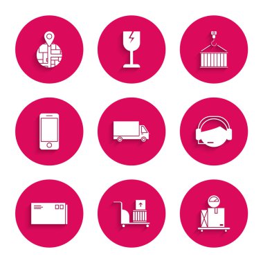 Teslimat kamyonu aracını, elektrikli el ve kutuları, kartonla ölçek, iletişimde olan destek operatörü, Envelope, mobil telefon uygulaması dağıtım takibi, konteyner vinci ve simgesi ayarla. Vektör