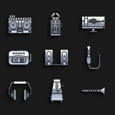 Stereo hoparlörü, sarkacıyla Metronome, klarnet, ses kriko, kulaklık, müzik teybi, ses veya ses kaydedici monitörü ve müzik simgesini çalmak ve karıştırmak için DJ kumandasını ayarlayın. Vektör