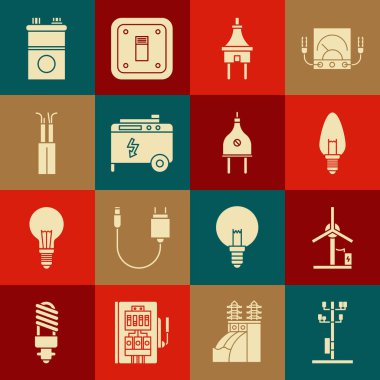 Yüksek voltajlı elektrik direği hattı, rüzgar türbini, ampul, elektrik prizi, taşınabilir elektrik jeneratörü, kablo, araba aküsü ve ikon ayarla. Vektör