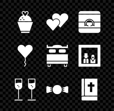 Kalpli düğün pastası, kalp, yüzük, bir kadeh şampanya, papyon, kutsal İncil kitabı, balon formu ve yatak odası ikonu. Vektör