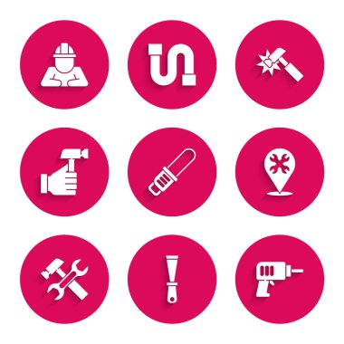 Testere, macun bıçağı, elektrikli matkap anahtar, çekiç ve inşaat ikonu olan bir yer. Vektör