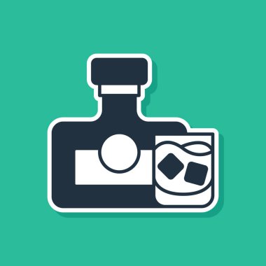 Mavi viski şişesi ve yeşil arka planda izole edilmiş cam ikon. Vektör