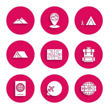 Pasaport sayfalarını vize pulları, Globe uçuş uçağı, uçak bileti, yürüyüş sırt çantası, biyometrik veriler, turist çadırı, odun yangını ve dağ ikonu ile ayarla. Vektör