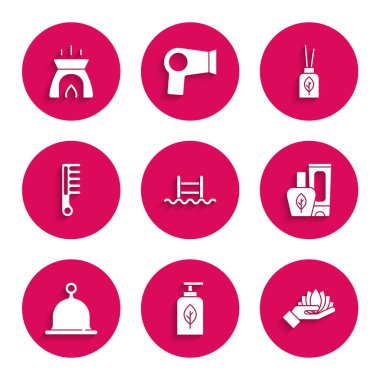 Yüzme havuzunu merdiven, temel yağ şişesi, nilüfer çiçeği, merhem kremi tüpü, sauna şapkası, saç fırçası, Aroma yayıcı ve mum ikonu ile ayarlayın. Vektör