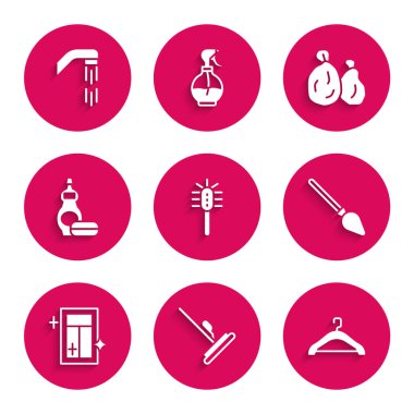 Tuvalet fırçasını, paspası, elbise dolabını, süpürgeyi, pencere temizleme servisini, bulaşık deterjanı şişesini, çöp torbasını ve duş başlığı ikonunu ayarla. Vektör