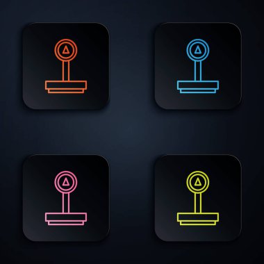 Renk neon çizgisi simgesi siyah arkaplanda izole edildi. Lojistik ve teslimat. Dağıtım paketinin ağırlığı bir ölçekte. Kare düğmelere simgeleri yerleştir. Vektör