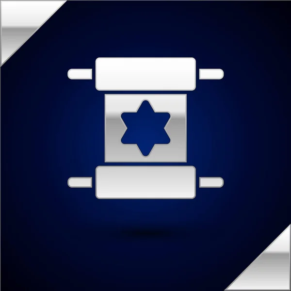 Ασημένιο εικονίδιο πάπυρου Torah απομονωμένο σε σκούρο μπλε φόντο. Εβραϊκή Τορά σε εκτεταμένη μορφή. Το αστέρι του Δαβίδ. Παλιός περγαμηνός. Διάνυσμα — Διανυσματικό Αρχείο