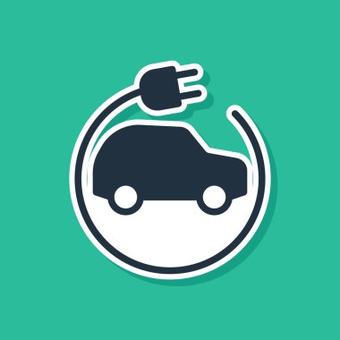 Mavi elektrikli araba ve elektrik kablosu şarj ikonu yeşil arka planda izole edildi. Yenilenebilir ekolojik teknolojiler. Vektör