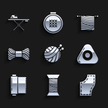 Örgü iğneli iplik yumağı, makarada dikiş ipliği, desen, tebeşir, tekstil kumaş rulosu, örgü ve elektrik ütü makinesi ve ütü masası ikonu. Vektör