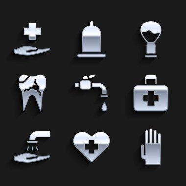 Su musluğu, haçlı kalp, lastik eldivenler, ilk yardım çantası, el yıkama sabunu, kırık diş fırçası, tıraş fırçası ve Cross hastanesinin tıbbi ikonu. Vektör